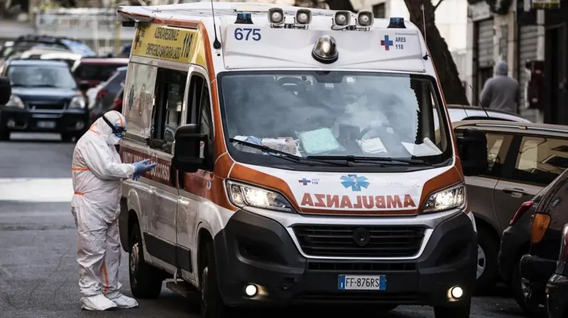 Un'ambulanza per le strade romane -  Foto © www.giornaledibrescia.it
