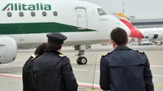 Un aereo di Alitalia in partenza da Linate - Foto Ansa/Daniel Dal Zennaro © www.giornaledibrescia.it
