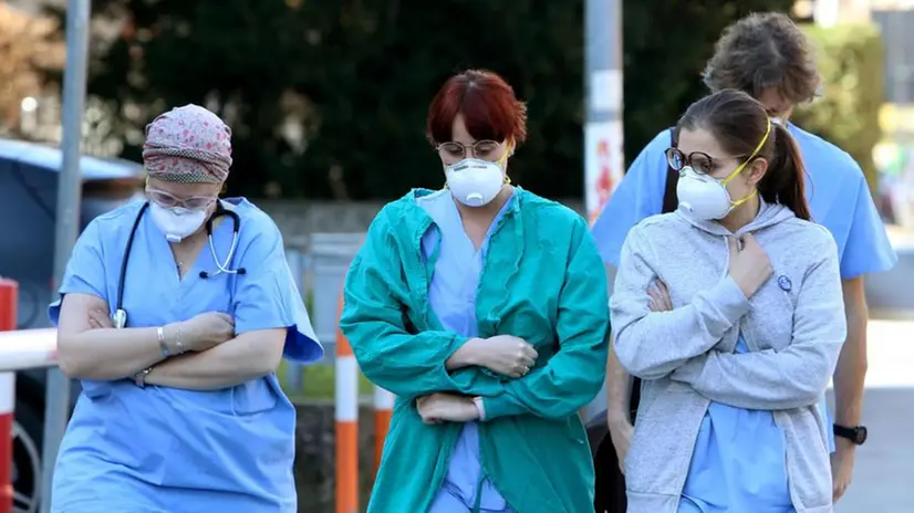 Gli operatori sanitari si proteggono con le mascherine - Foto Ansa/Nicola Fossella © www.giornaledibrescia.it
