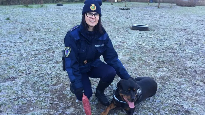 Il cane Elsa con il suo conduttore Paola Bonera - © www.giornaledibrescia.it