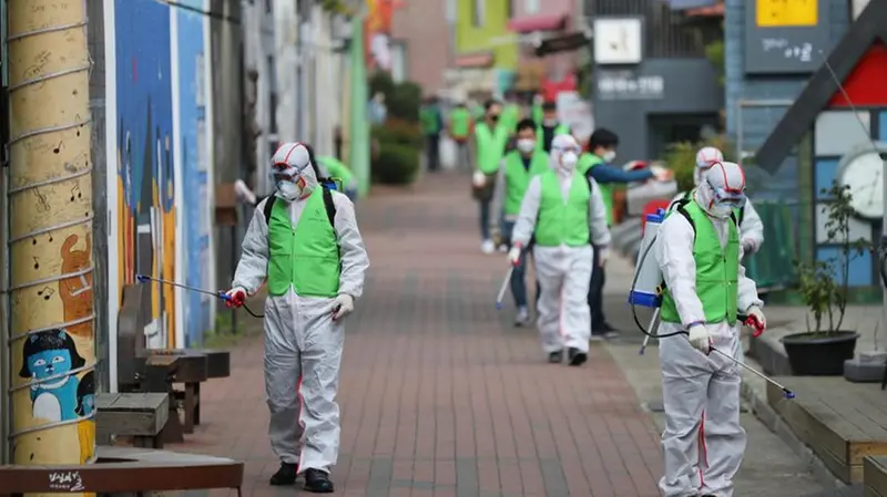 Attività di disinfezione in Corea - Foto Epa © www.giornaledibrescia.it
