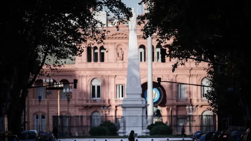 Buenos Aires, in Argentina: deserta la strada antistante la Casa Rosada, sede del Governo - Foto Epa © www.giornaledibrescia.it