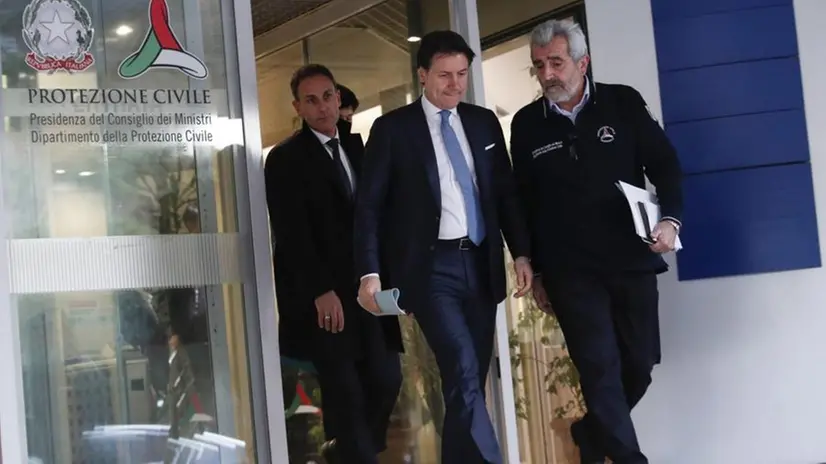 Giuseppe Conte con Agostino Miozzo nella sede operativa della Protezione Civile - Foto © www.giornaledibrescia.it