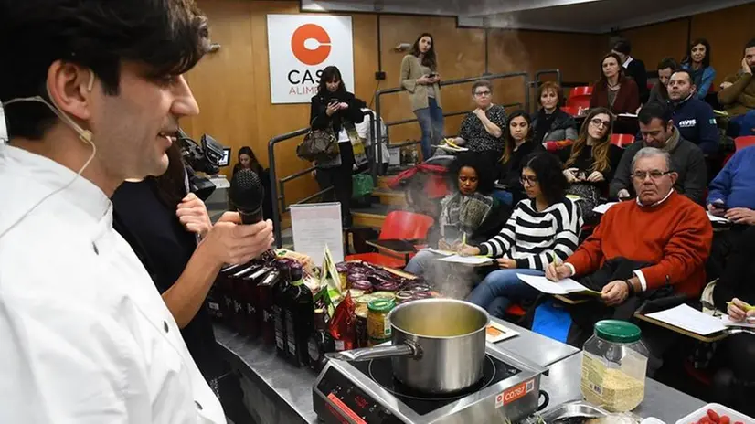 Chef Fezzardi durante la lezione di Chef per una notte dello scorso anno - Foto New Reporter Favretto © www.giornaledibrescia.it