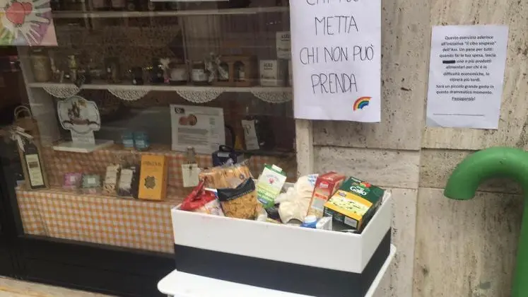 La cassetta con i generi alimentari in via Cremona - Foto © www.giornaledibrescia.it