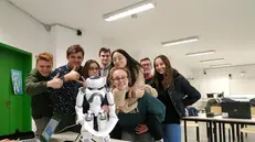 Gli studenti dell'Einaudi di Chiari con il loro robot - © www.giornaledibrescia.it