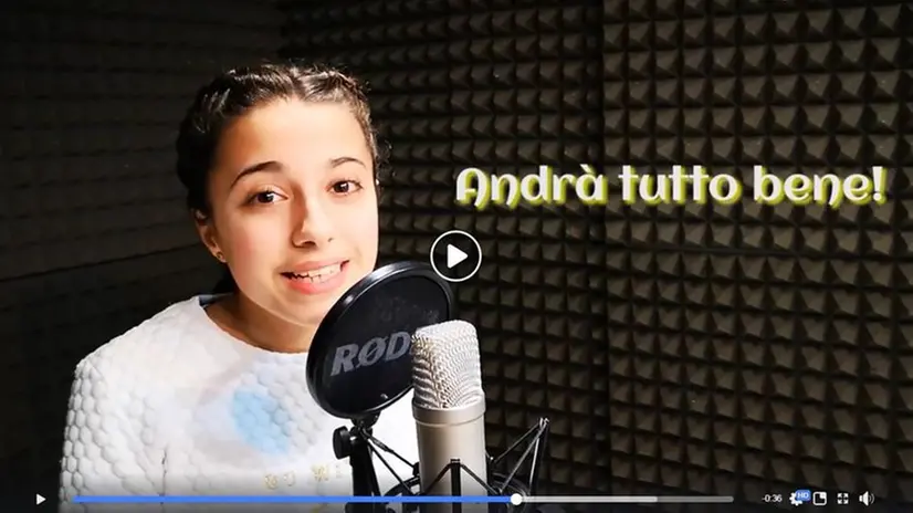 La giovanissima Martina Galasso nel video del brano dell'Antoniano - © www.giornaledibrescia.it