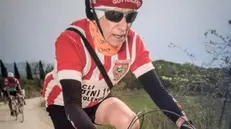 Albino Albini con la sua bici d’epoca e la divisa vintage