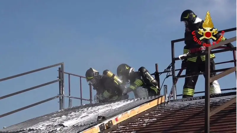 Vigili del fuoco impiegano le nuove schiume durante la simulazione di un incendio tetto - Foto Vigili del Fuoco ©  www.giornaledibrescia.it