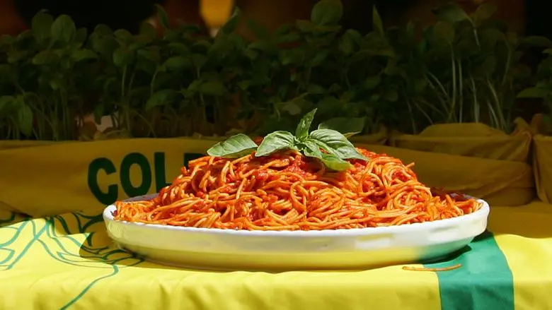 Un vassoio di spaghetti al pomodoro e basilico, simbolo dei prodotti agroalimentari italiani - Foto © www.giornaledibrescia.it