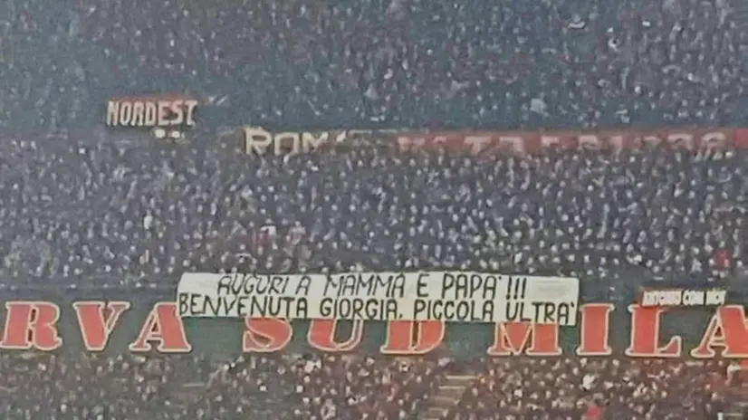 Lo striscione apparso a San Siro per la piccola Giorgia - © www.giornaledibrescia.it