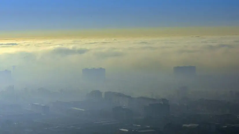 La città avvolta dalla cappa di nebbia e smog - Foto Giovanni Benini/Neg © www.giornaledibrescia.it