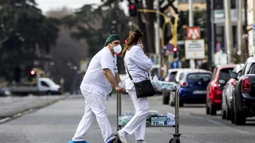 Personale sanitario attraversa una strada deserta nella Capitale - Foto Ansa © www.giornaledibrescia.it