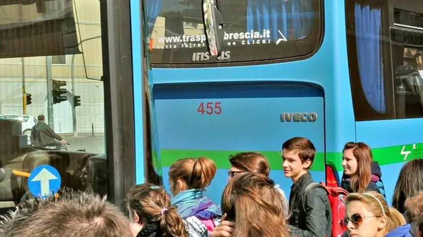 All’uscita. Folla di studenti, all’uscita da scuola, che sale sul bus