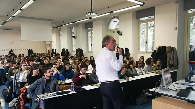 A lezione. Hanno partecipato oltre cento studenti di Economia