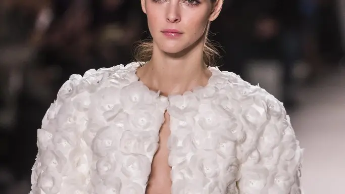 La modella Vittoria Ceretti sfila per Chanel