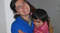Erica Tellaroli con un bimbo nella casa-famiglia a tremila metri sulle Ande peruviane © www.giornaledibrescia.it