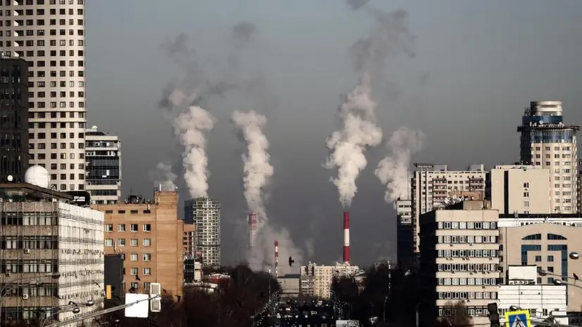 Le emissioni di Co2 crescono meno degli anni scorsi - Foto EPA/MAXIM SHIPENKOV © www.giornaledibrescia.it
