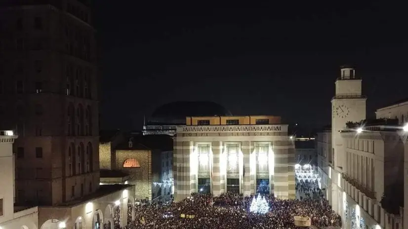 Migliaia di sardine in Piazza Vittoria