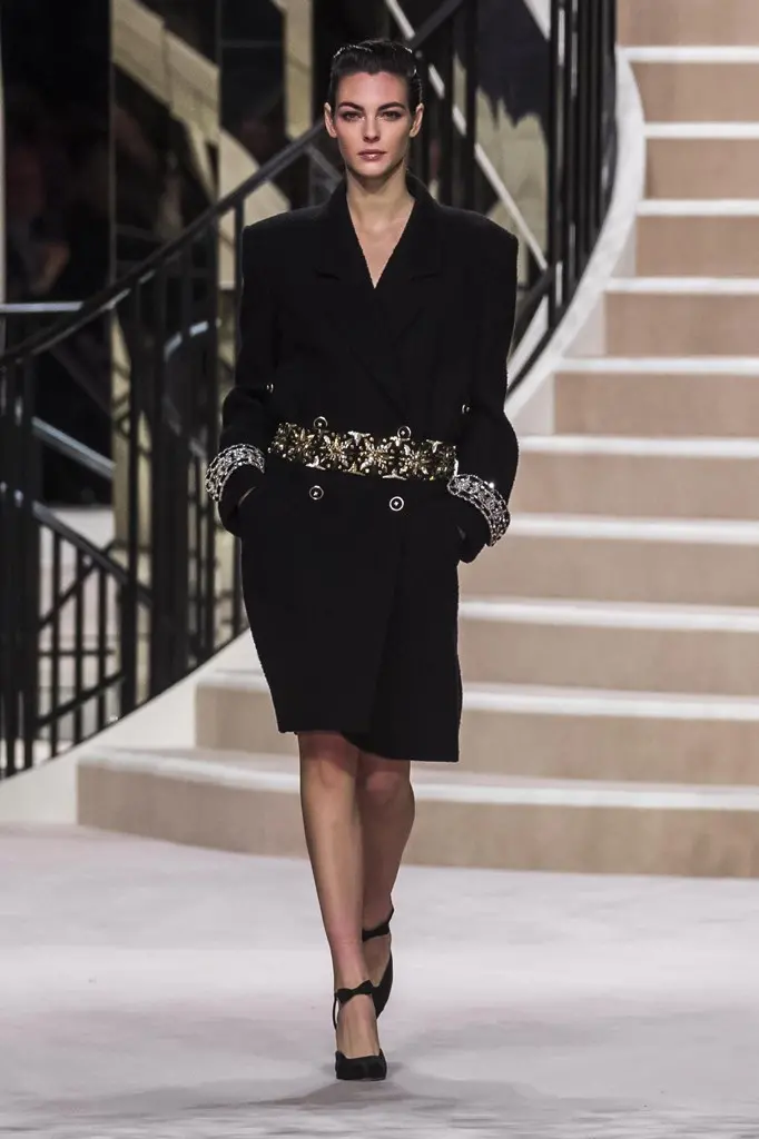 La modella Vittoria Ceretti sfila per Chanel