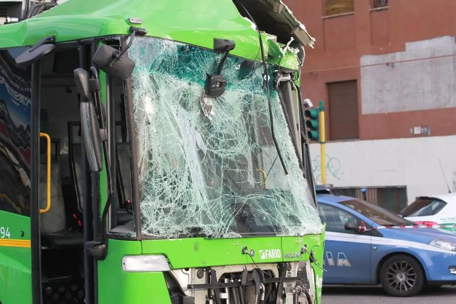 Scontro tra bus e camion dei rifiuti: 18 feriti