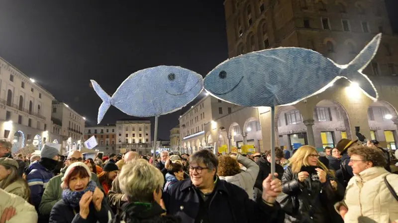 In piazza Vittoria le Sardine bresciane