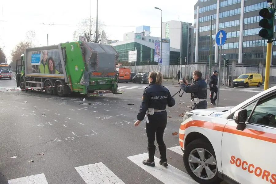 Scontro tra bus e camion dei rifiuti: 18 feriti