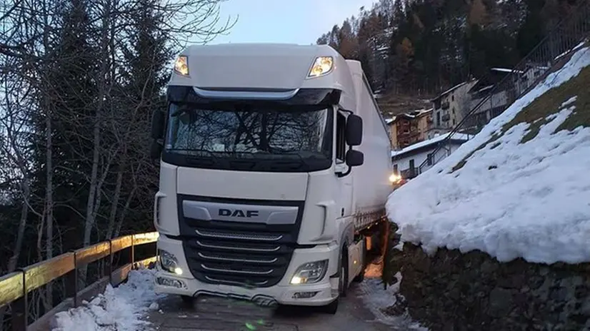 Il tir diretto al Brennero resta bloccato a... Pezzo di Pontedilegno