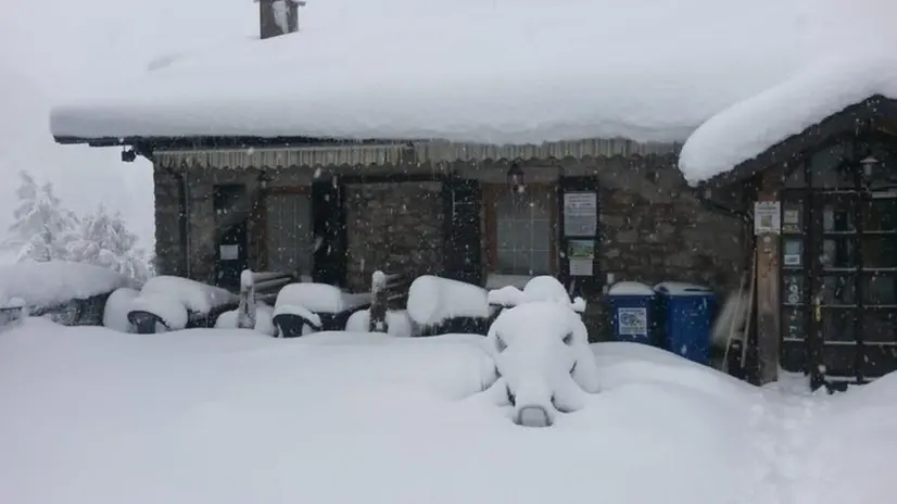 Il rifugio Bazena durante le forti nevicate delle scorse settimane - Foto © www.giornaledibrescia.it
