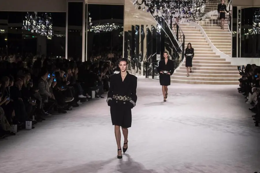 La modella Vittoria Ceretti sfila per Chanel