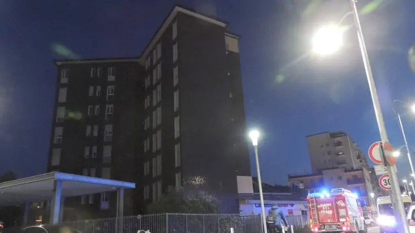 L'intervento dei vigili del fuoco per un black out in via Crocifissa