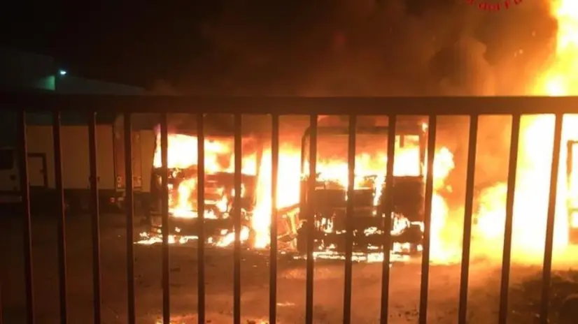 Camion in fiamme a Esine - © www.giornaledibrescia.it