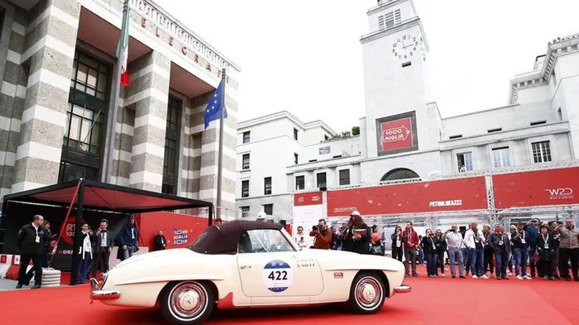 Il Palazzo delle Poste e il red carpet vergato Mille Miglia - © www.giornaledibrescia.it