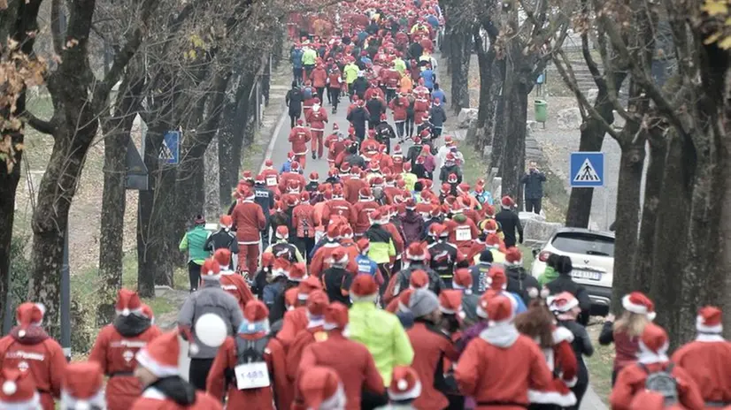 Lungo le pendici del Castello la corsa dei Babbi Natale - Foto © www.giornaledibrescia.it