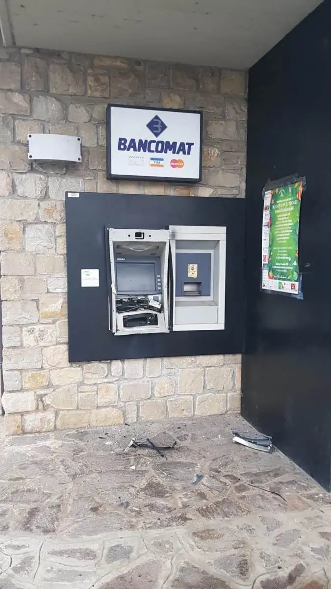 Assalto al bancomat