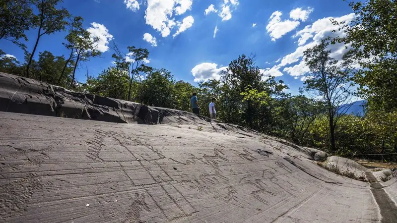 Una roccia istoriata nel sito archeologico di Naquane  - © www.giornaledibrescia.it