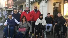 Il team che ha partecipato alla passeggiata a Desenzano in carrozzina