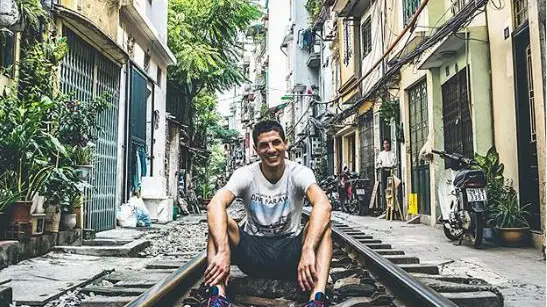 Emanuele Ghidoni in una foto scattata ad Hanoi - Instagram