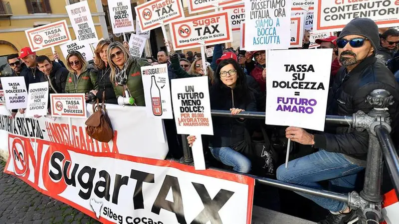 A Montecitorio, la manifestazione tra fischietti e cartelli