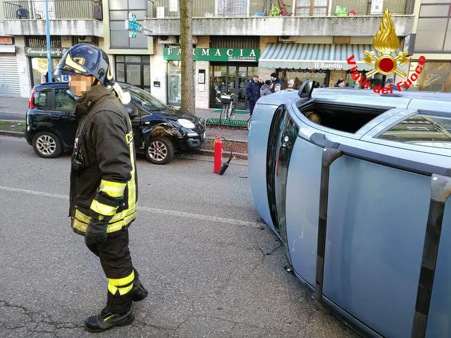 Villaggio Sereno, auto si ribalta: tre feriti