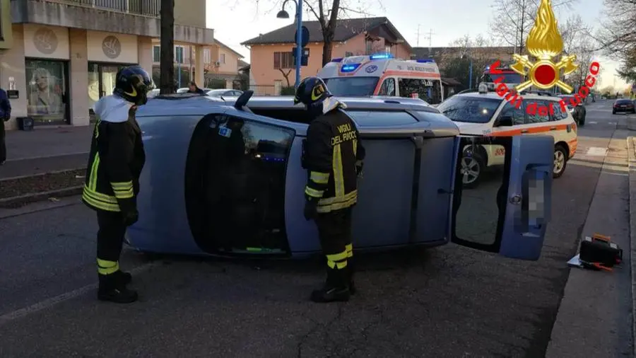 Villaggio Sereno, auto si ribalta: tre feriti