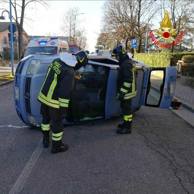 Villaggio Sereno, auto si ribalta: tre feriti