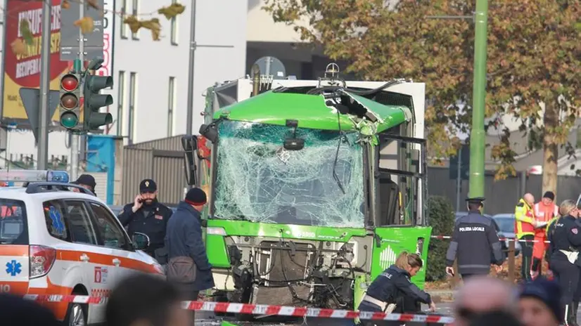 Scontro tra bus e camion dei rifiuti: 18 feriti