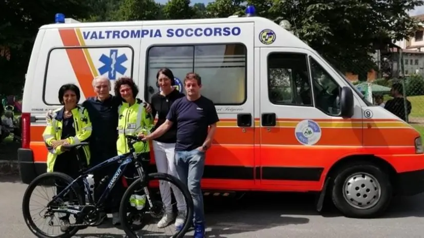 Pietro Gandolfi e la bicicletta donata all’associazione
