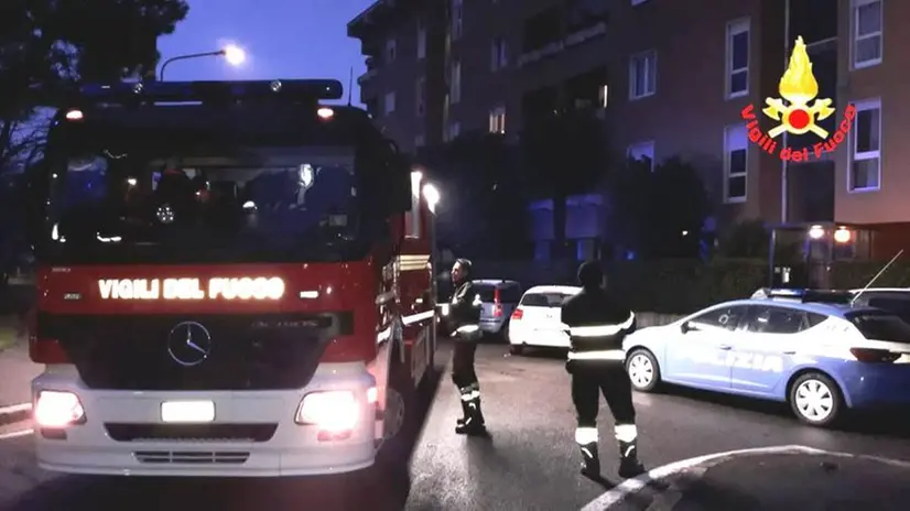 Fumo in casa in via Panigada: anziana priva di sensi salvata con la nipotina