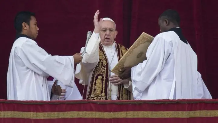 Papa Francesco dalla Loggia Centrale della Basilica di San Pietro durante la benedizione Urbi et Orbi