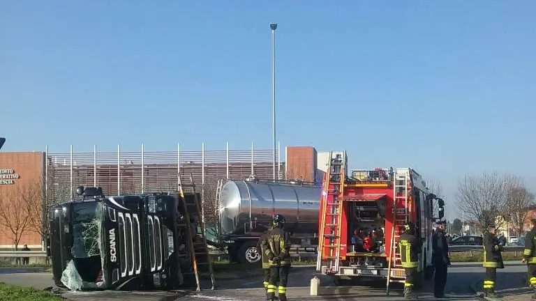 Un tir si ribalta: chiusa la strada tra Verolavecchia e Verolanuova