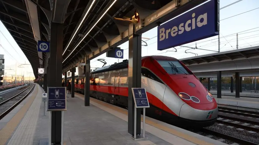 Un Frecciarossa in stazione a Brescia - Foto Gabriele Strada /Neg © www.giornaledibrescia.it