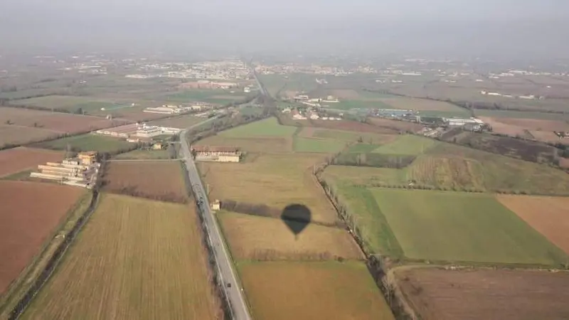 La vista dalla mongolfiera diretta verso il Garda - Foto © www.giornaledibrescia.it