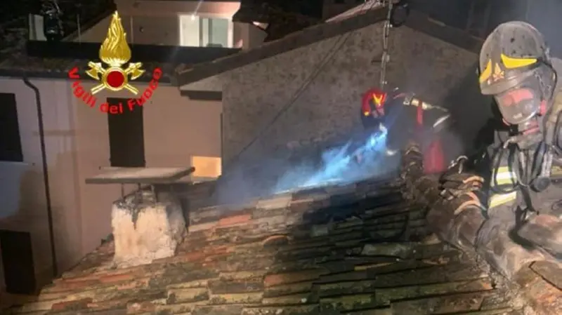 Incendio tetto a Desenzano nella notte: Vigili del Fuoco in azione - © www.giornaledibrescia.it
